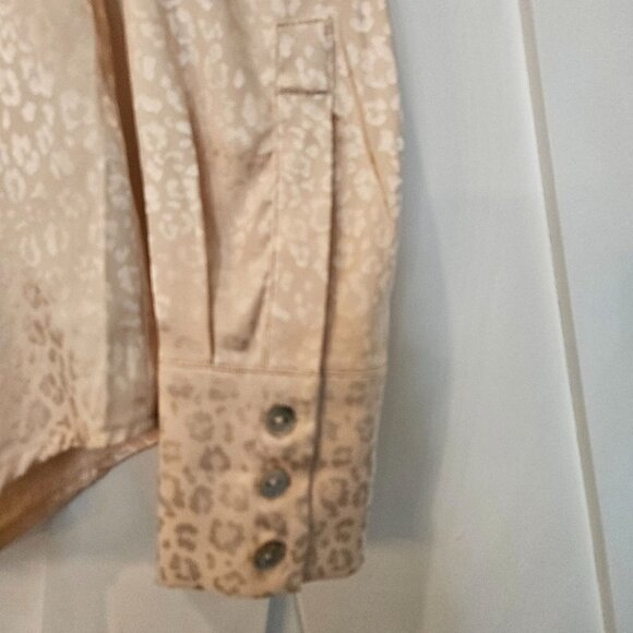 SINCERELY Jules Cream Silky Floral Imprint Button Down Shirt Size Small - Picture 2 of 9